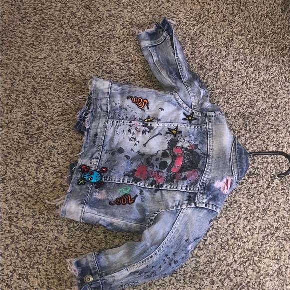 A jacket - Picture 2 of 3